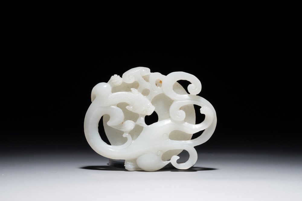 Un disque bi au dragon en jade blanc sculpt&eacute;, Chine, 20&egrave;me