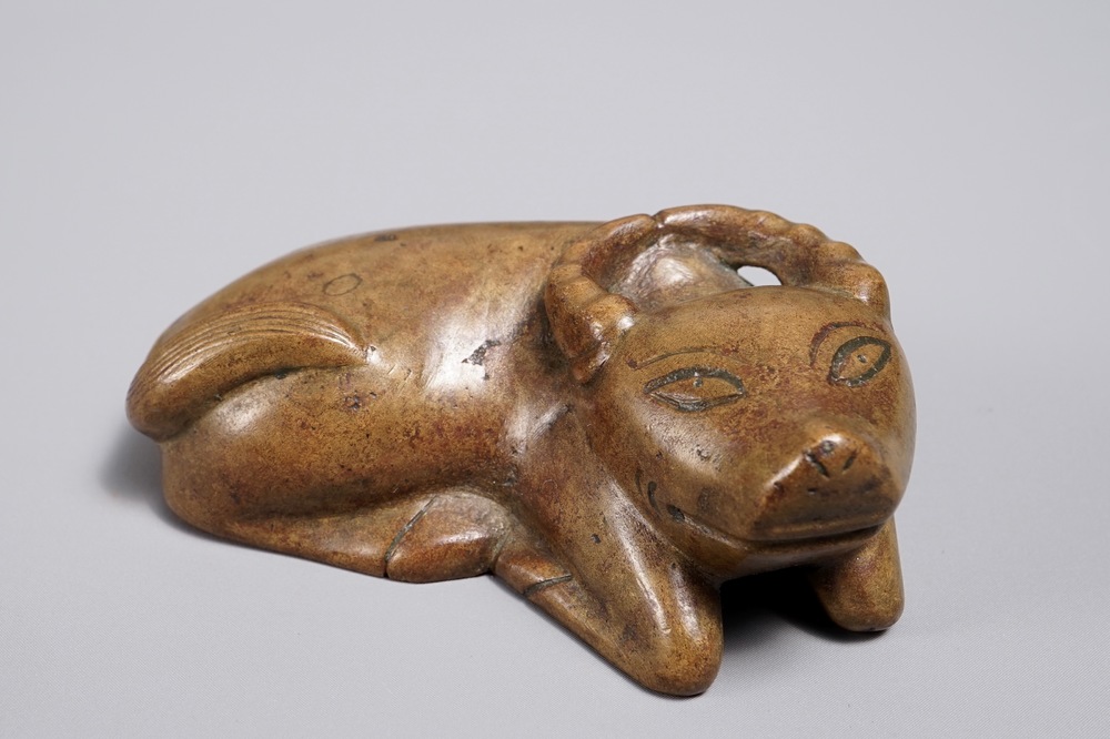 Un presse-papiers en bronze en forme de buffle, Chine, 18/19&egrave;me