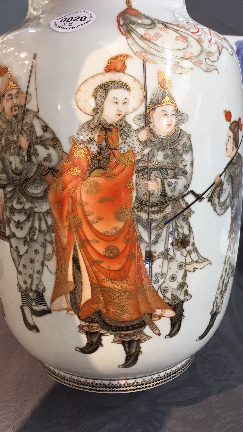 Een paar fijne Chinese vazen met krijgers, Republiek, 20e eeuw