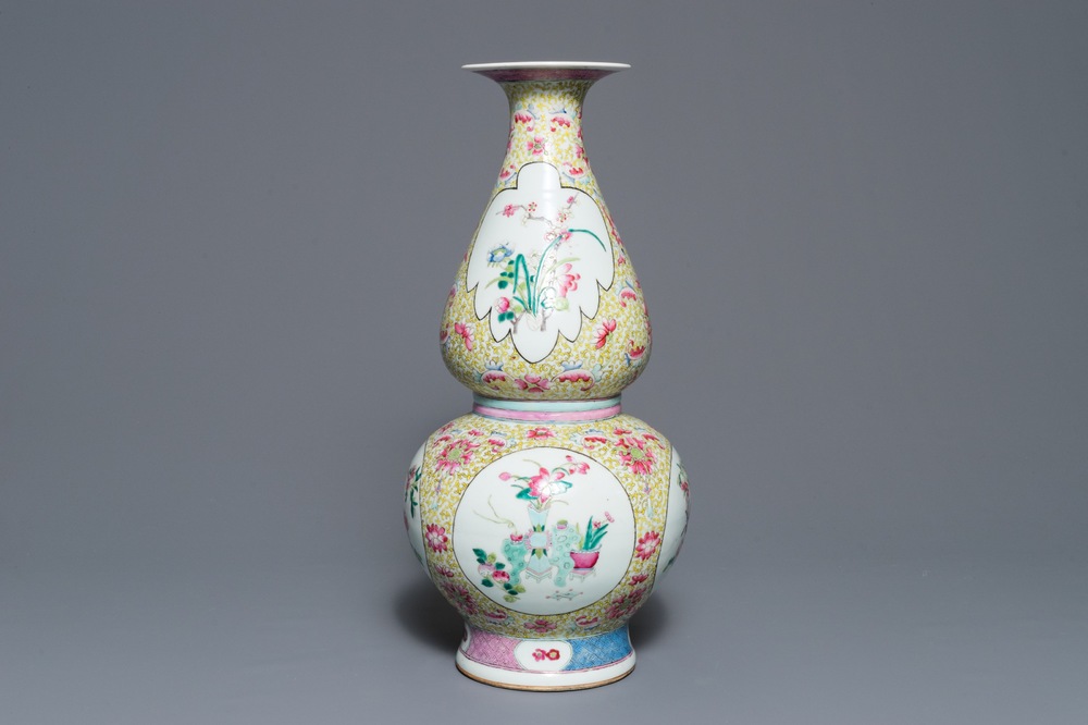 Een Chinese famille rose kalebasvaas met floraal decor, 19e eeuw