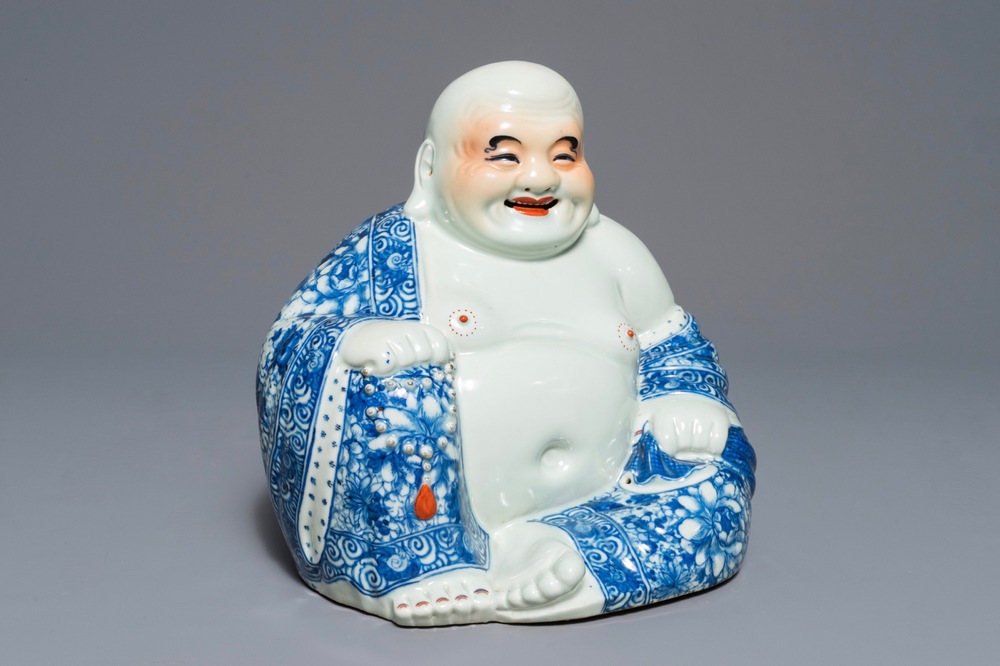 Een grote Chinese blauwwitte figuur van Boeddha, vroeg 20e eeuw