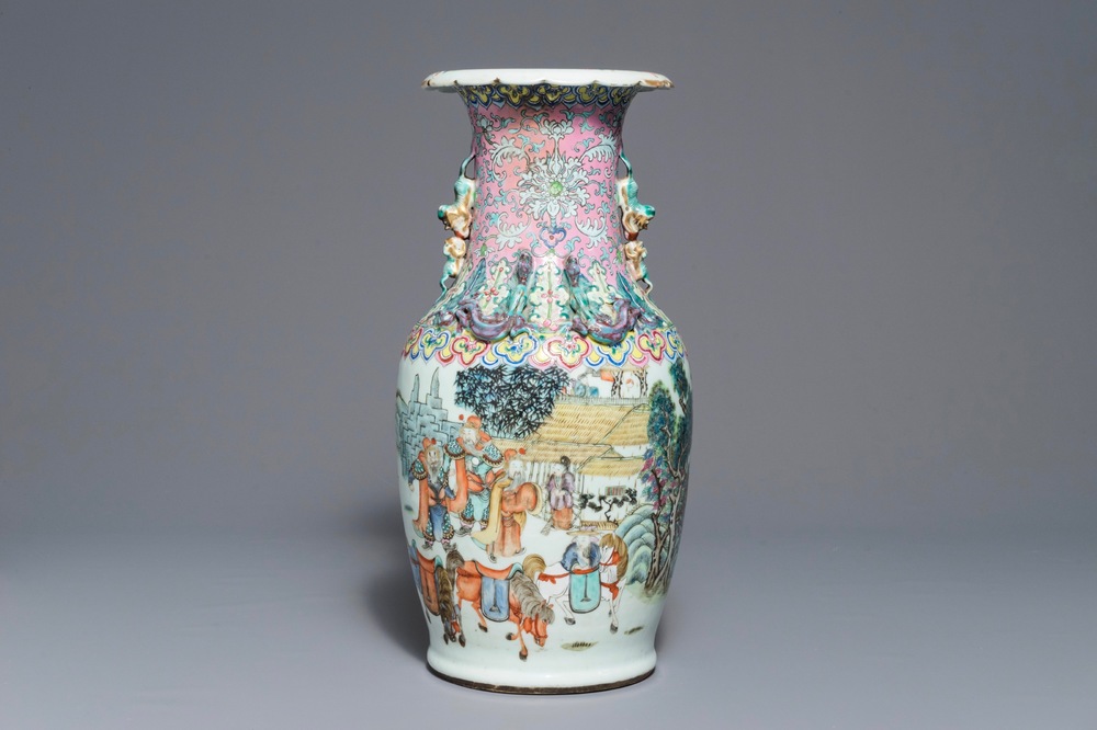 Un vase en porcelaine de Chine famille rose, 19&egrave;me