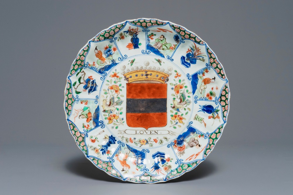Un plat en porcelaine de Chine famille verte aux armes de Louvain, Kangxi/Yongzheng