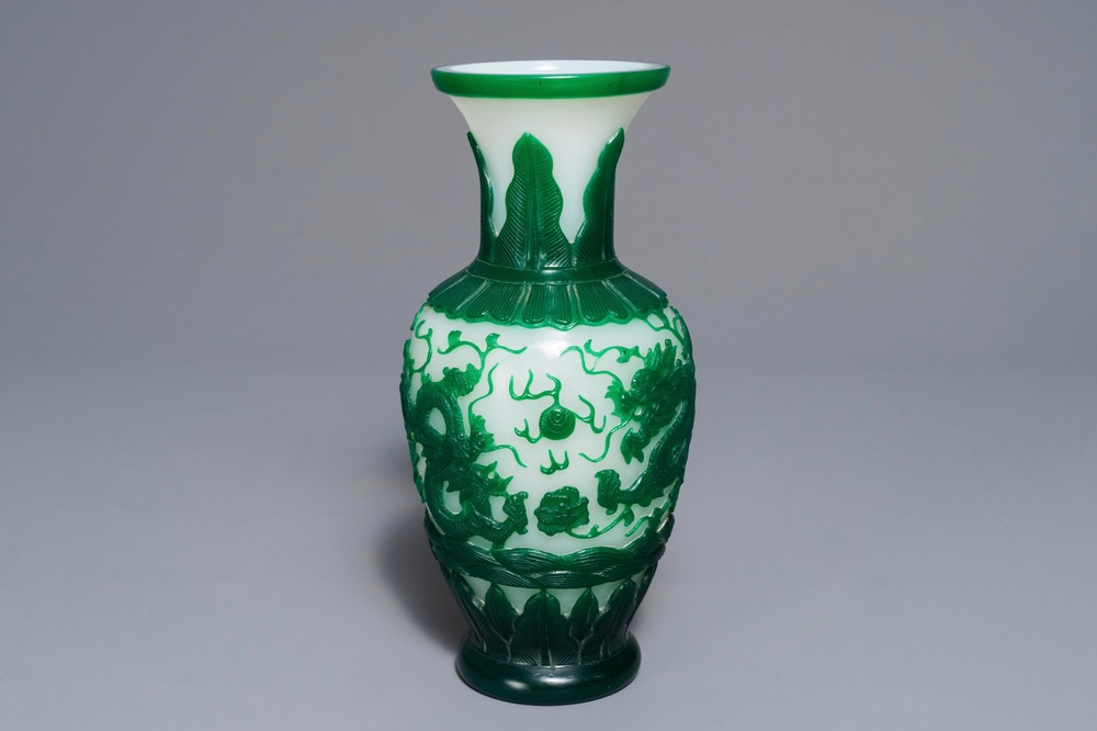 Un vase en verre de P&eacute;kin vert sur fond blanc, Chine, marque de Qianlong, 19&egrave;me