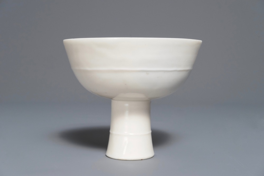 Een Chinese blanc de Chine stem cup, Wanli of Transitie periode
