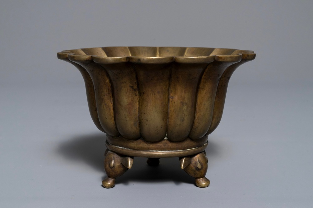 Un br&ucirc;le-parfum en forme de fleur en bronze, marque de Xuande, 19/20&egrave;me