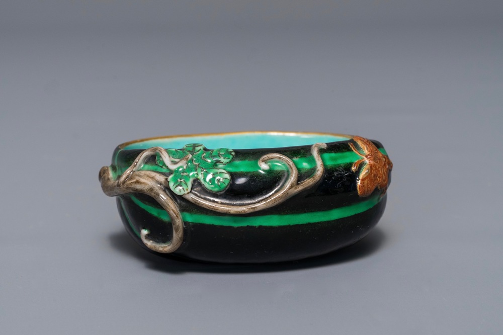 A Chinese black ground melon-shaped brush washer, 18/19th C.