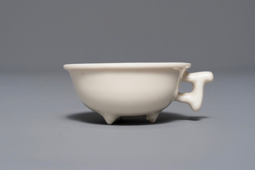 Een Chinese Dehua blanc de Chine kop op drie pootjes, Kangxi