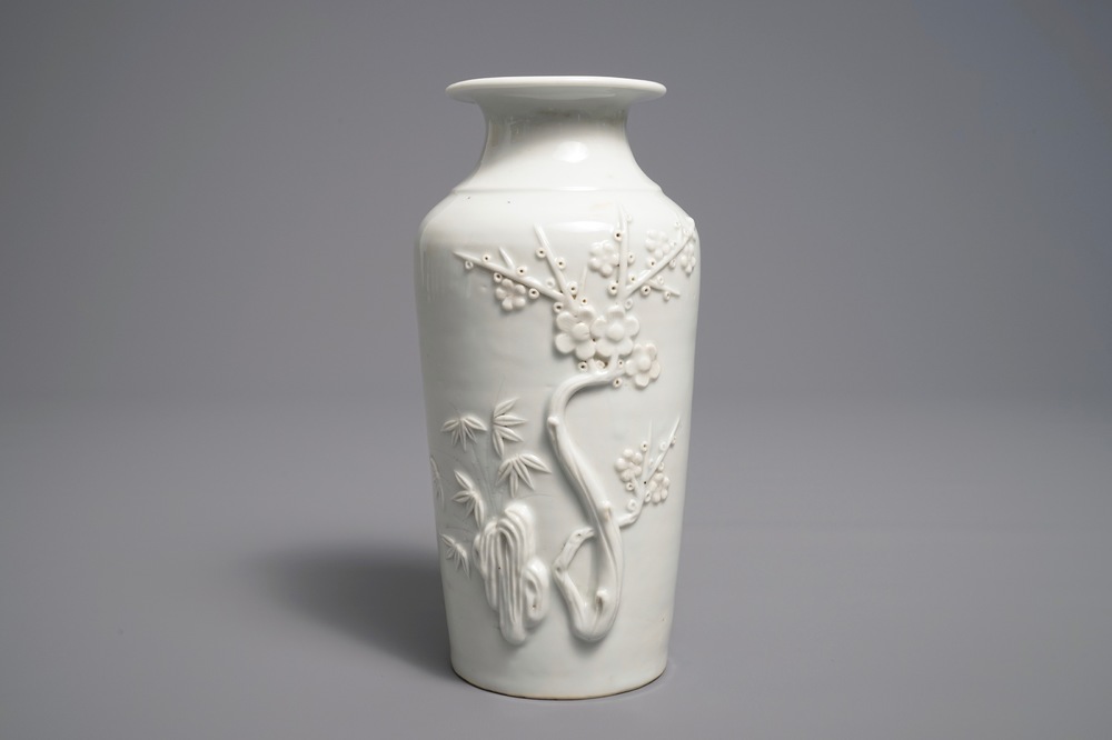 Un vase de forme rouleau en porcelaine blanc de Chine de Dehua, Kangxi