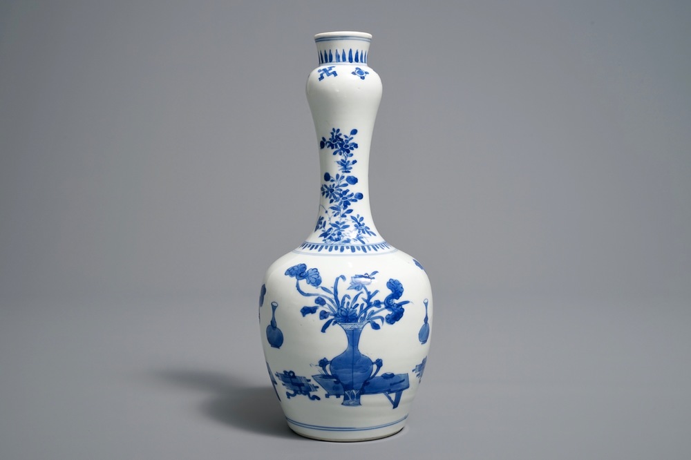 Un vase de forme bouteille en porcelaine de Chine bleu et blanc, Kangxi