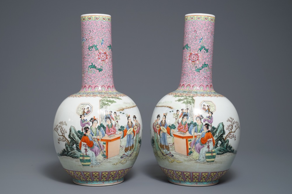 Een paar Chinese famille rose tianqiu ping vazen met figurendecor, 20e eeuw