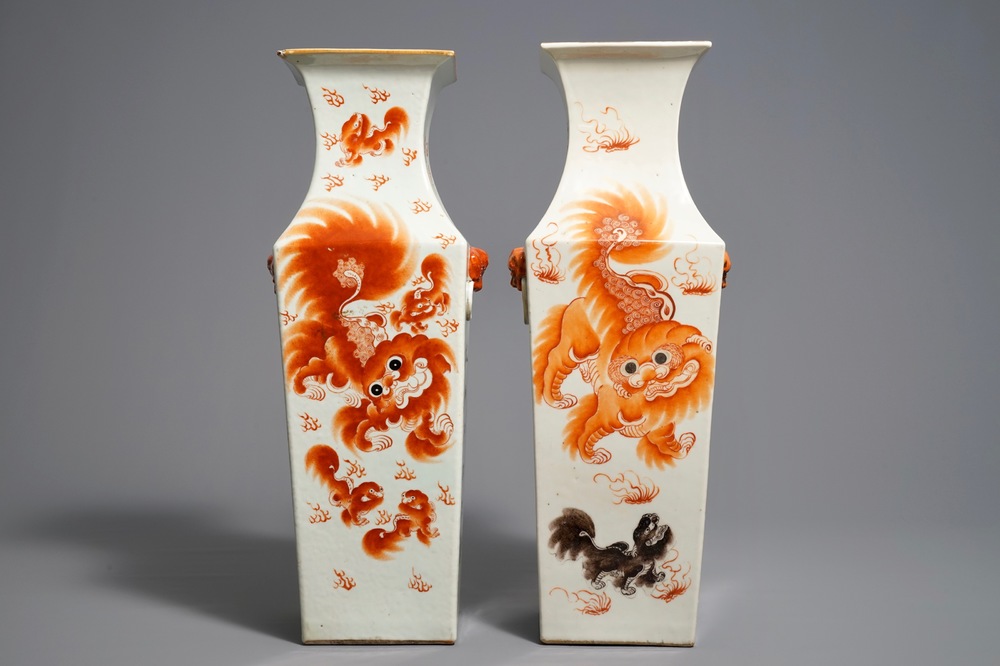 Deux vases de forme carr&eacute; en porcelaine de Chine qianjiang cai, 19/20&egrave;me