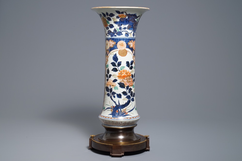 Een Japanse Imari trompetvaas op bronzen voet, Edo, 17e eeuw