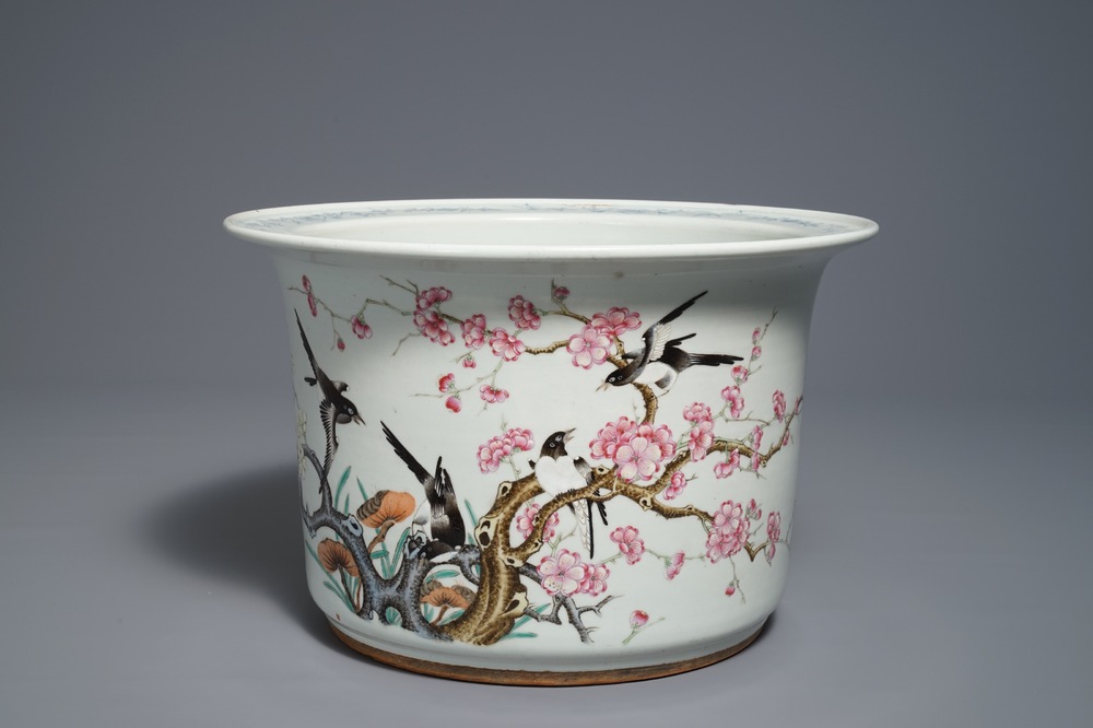 Een Chinese famille rose cachepot met eksters op prunusbloesems, 19/20e eeuw