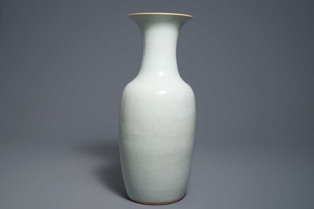 Een Chinese blanc de Chine vaas met onderglazuur decor, 19e eeuw