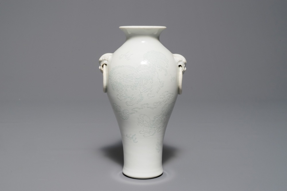 Un vase en porcelaine blanc de Chine de Dehua &agrave; d&eacute;cor anhua, Kangxi