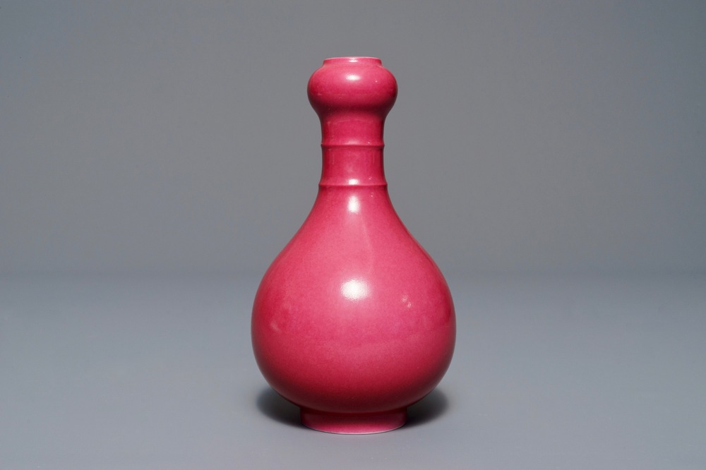 Een Chinese monochrome roze vaas, Yongzheng merk, 19/20e eeuw