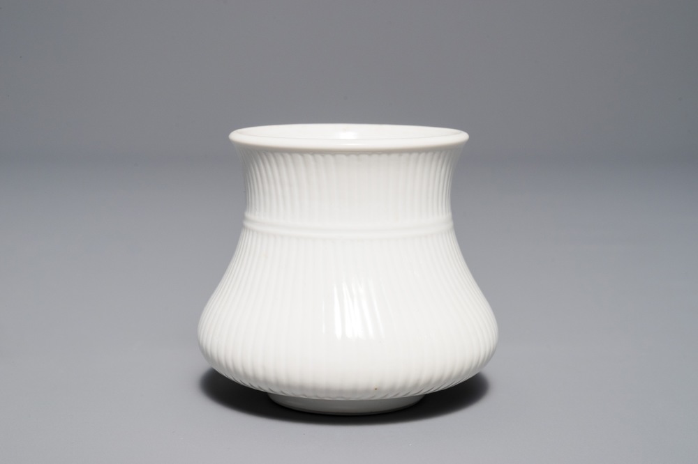 Un pot &agrave; pinceaux en porcelaine blanc de Chine, Kangxi
