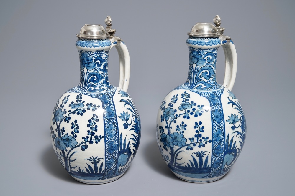 Een paar blauwwitte Delftse kannen in Japanse Arita-stijl met zilveren deksels, ca. 1700