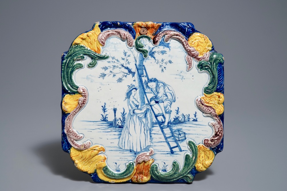 Een polychrome Delftse plaquette met kersenplukkers, 18e eeuw