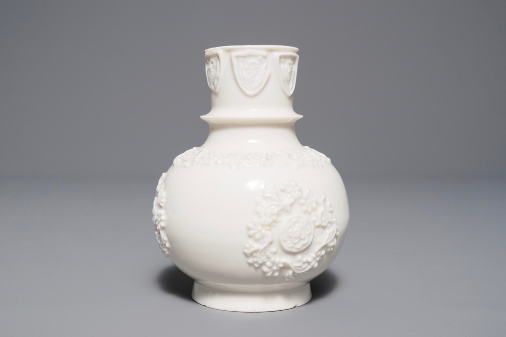 Een Chinese Dehua blanc de Chine hookah-basis met reli&euml;fdecor, Kangxi