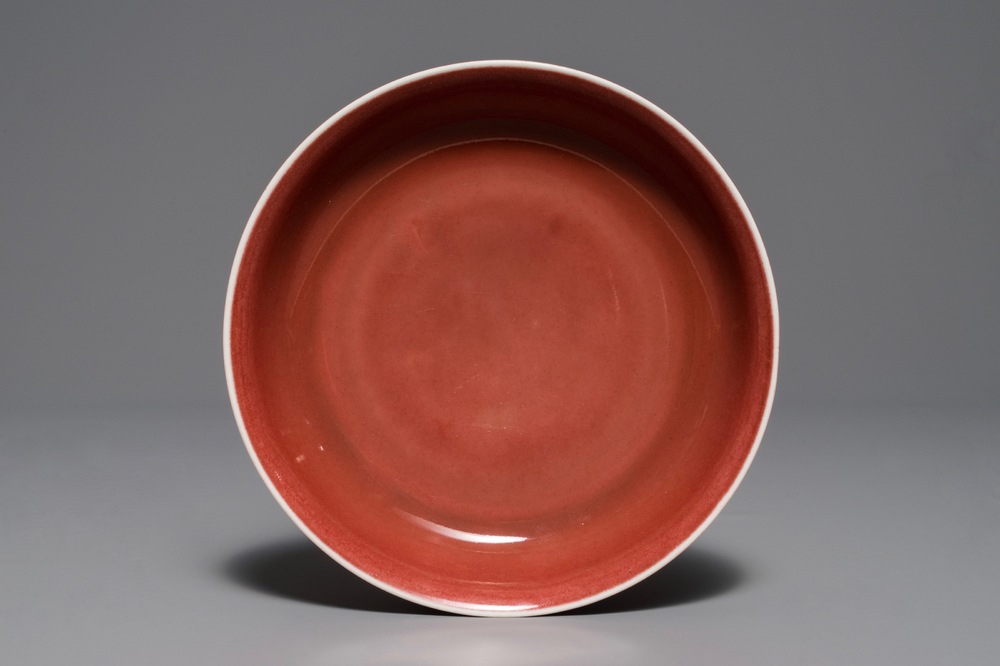 Une assiette en porcelaine de Chine rouge monochrome, Qianlong