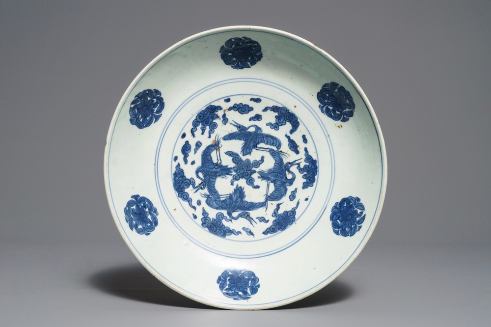 Un plat en porcelaine de Chine bleu et blanc &agrave; d&eacute;cor de grues, marque et &eacute;poque de Jiajing