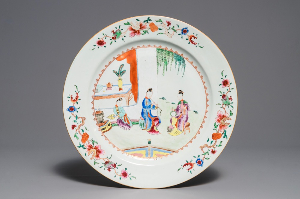 Een Chinese famille rose schotel met musicerende dames, Qianlong