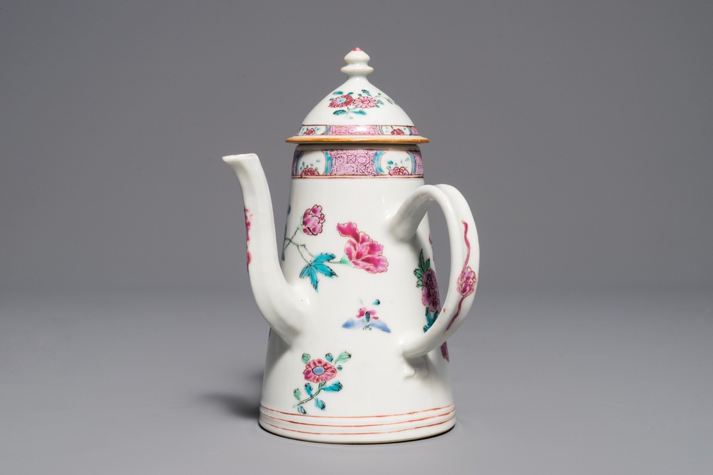 Een Chinese famille rose chocoladekan met deksel, Yongzheng