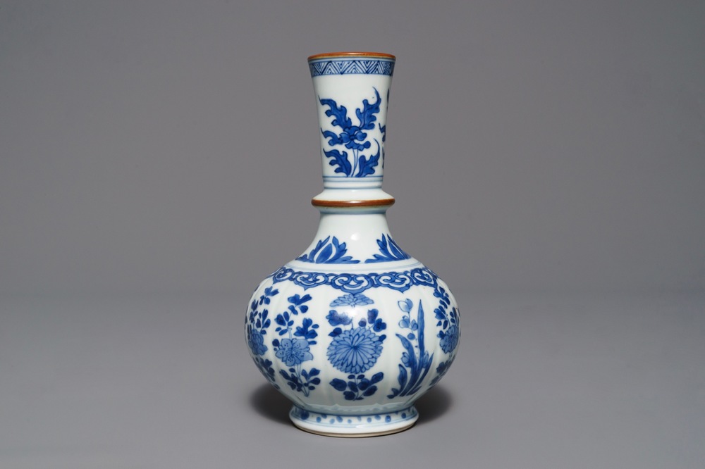 Een gelobde Chinese blauwwitte hookah-basis voor de islamitische markt, Kangxi