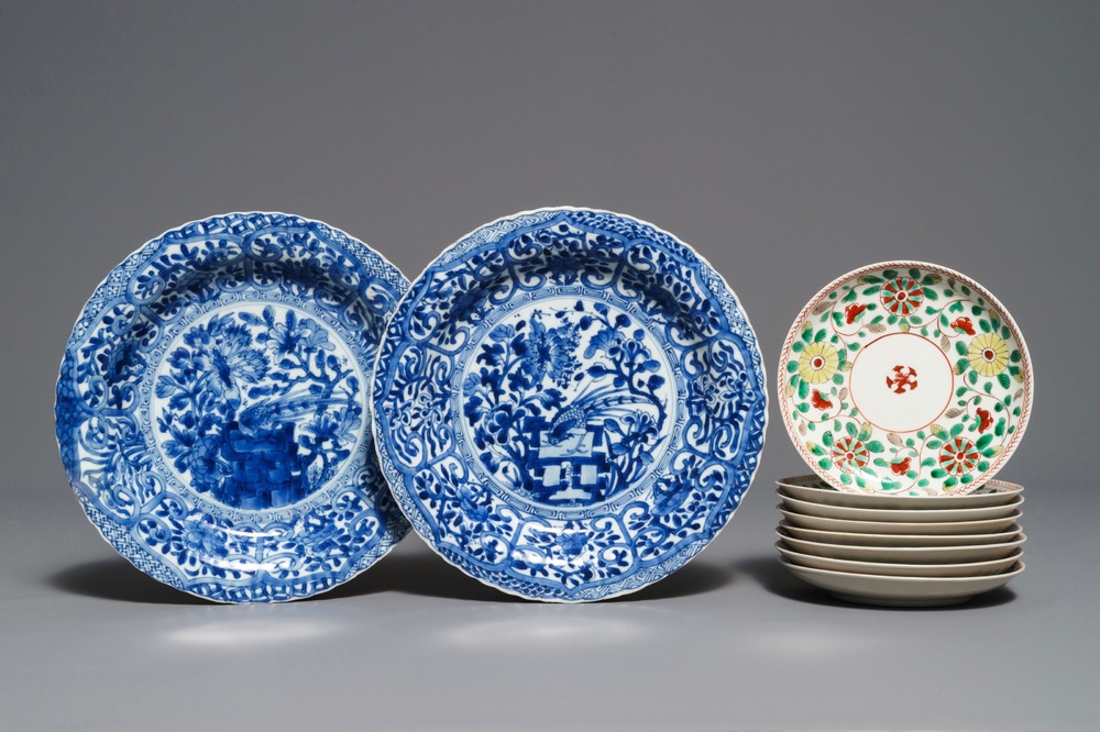 Une paire d'assiettes et 8 soucoupes en porcelaine de Chine, Kangxi