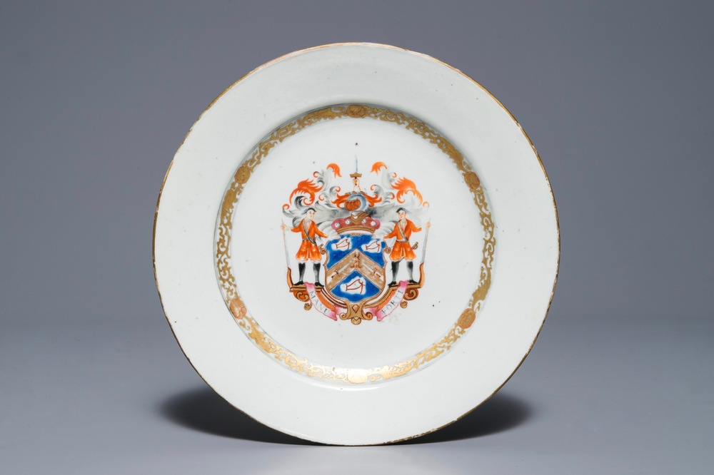 Een Chinees famille rose wapenbord voor de Engelse markt, Qianlong