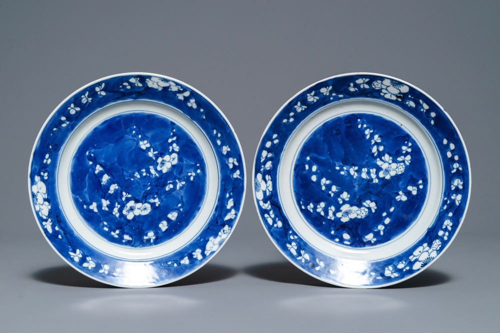 Une paire d&rsquo;assiettes en porcelaine de Chine bleu et blanc, Kangxi