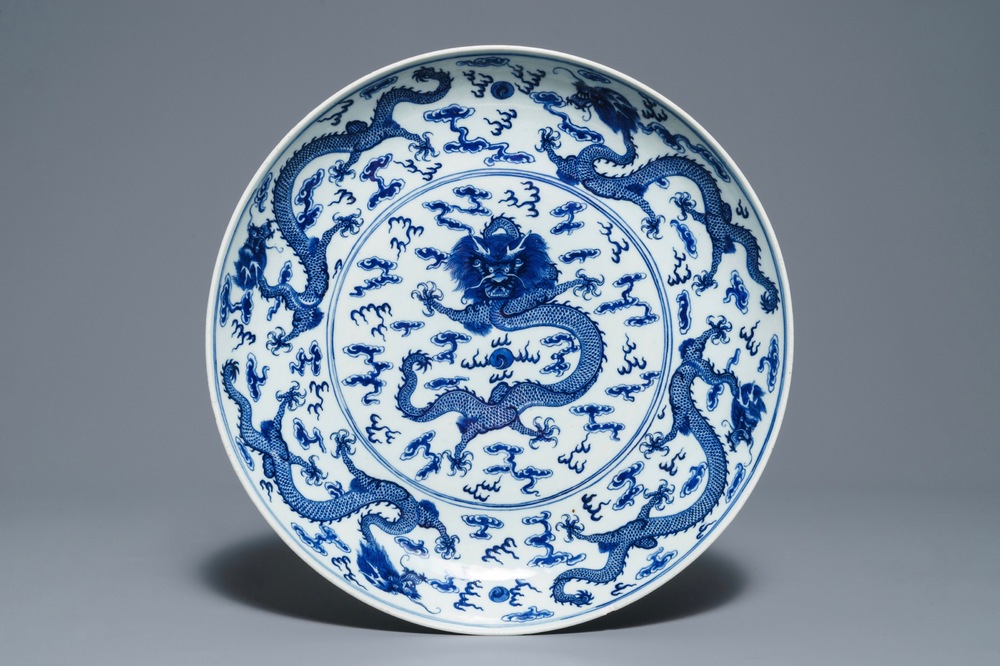 Een Chinese blauwwitte 'draken' schotel, Qianlong merk, 19e eeuw