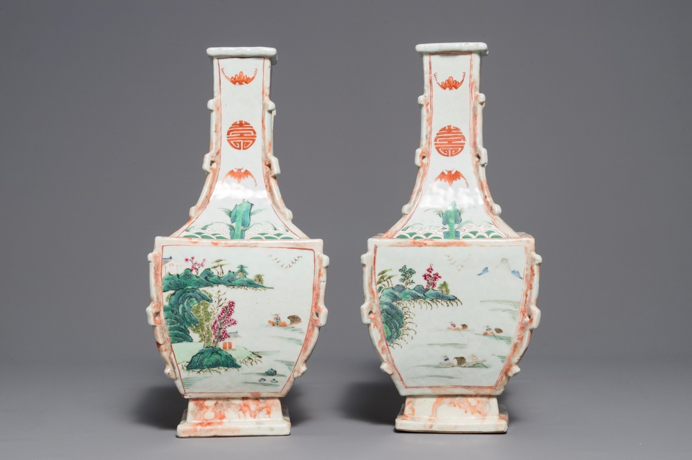 Une paire de vases en porcelaine de Chine famille rose et faux marbre, Qianlong