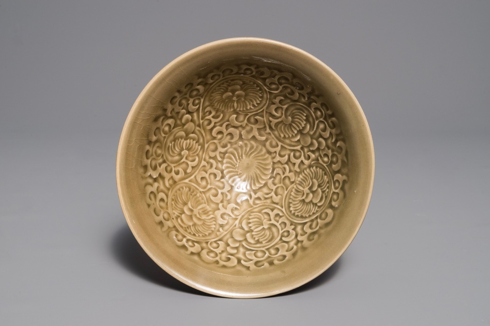 Un bol de type Yaozhou &agrave; d&eacute;cor de chrysanth&egrave;mes, Dynastie Song