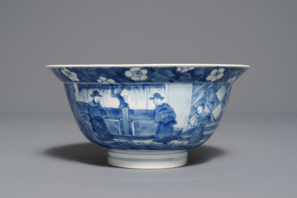 Een Chinese blauwwitte kom met figuren in een tuin, Kangxi merk en periode