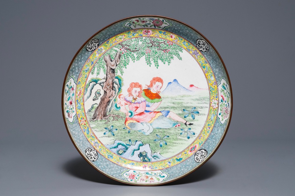 Un plat &agrave; d&eacute;cor d'un couple europ&eacute;en en &eacute;maux de Canton, Chine, Qianlong