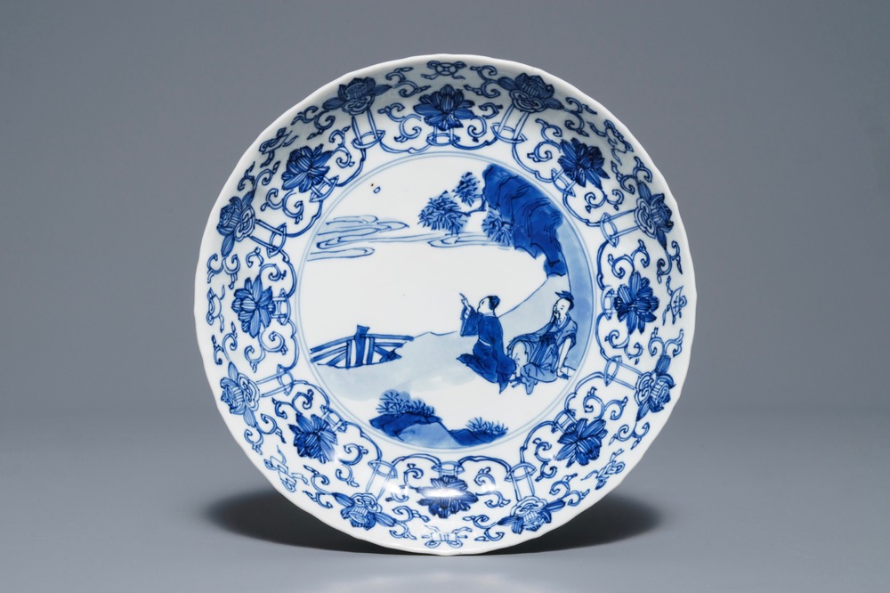 Une assiette en forme de lotus en porcelaine de Chine bleu et blanc, marque et &eacute;poque de Kangxi