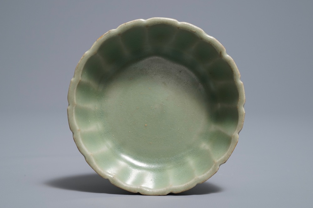 Un bol en porcelaine de Chine c&eacute;ladon de Longquan en forme de chrysanth&egrave;me, Song ou Ming