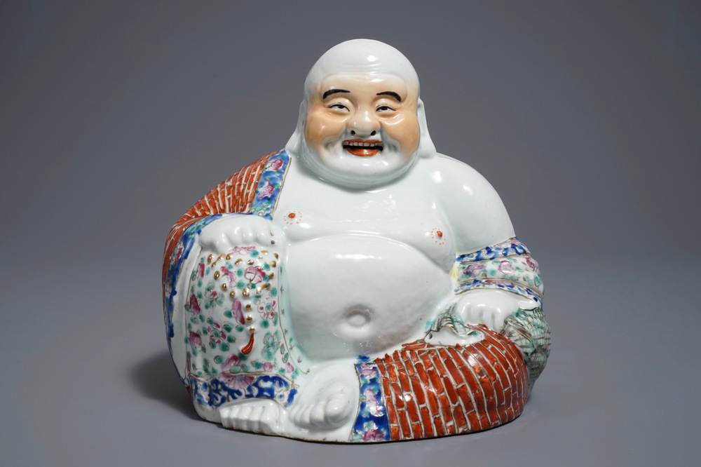 Een Chinese famille rose figuur van Boeddha, 19/20e eeuw