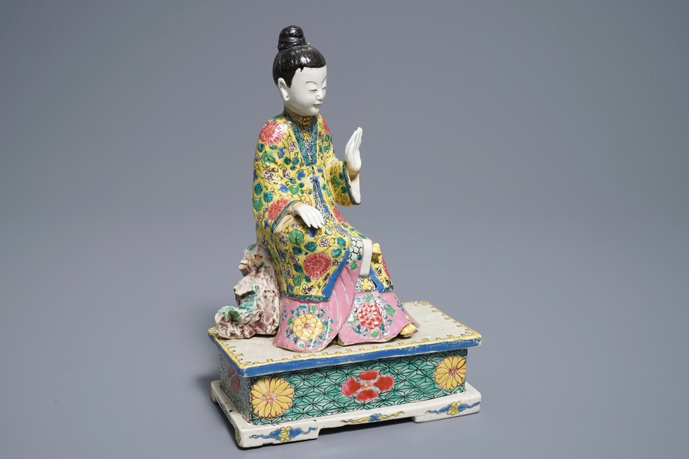 Een Chinees famille rose model van een dame, Yongzheng
