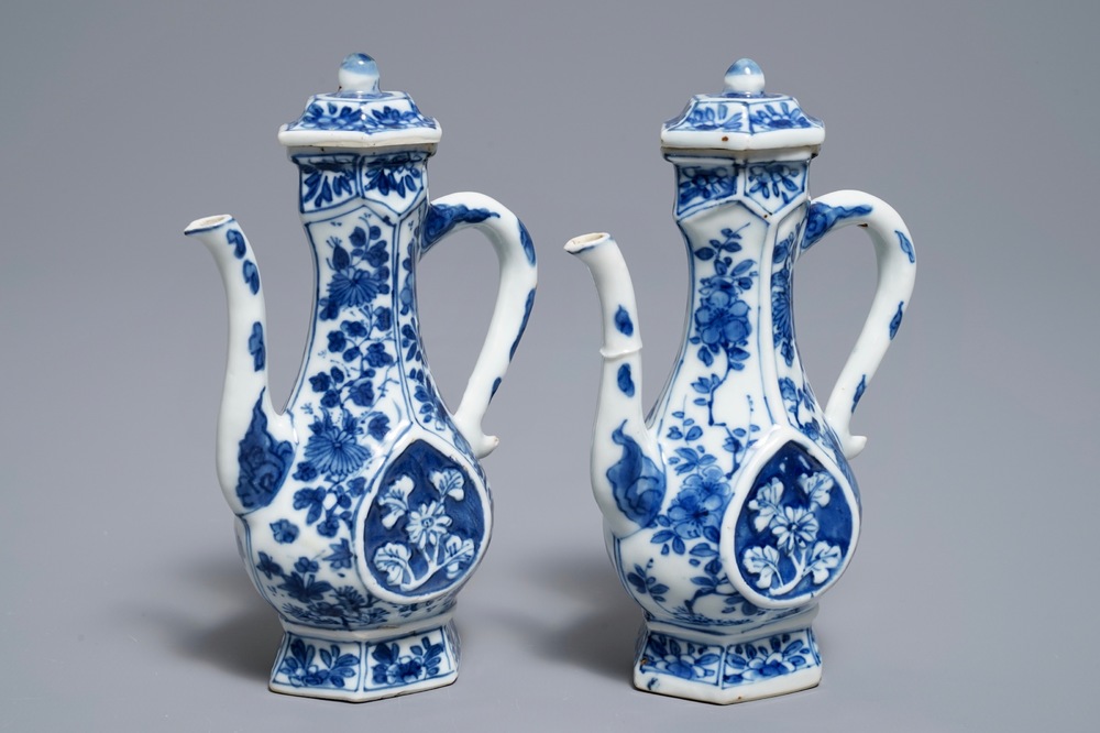 Een paar Chinese blauwwitte dekselkannen met floraal decor, Kangxi