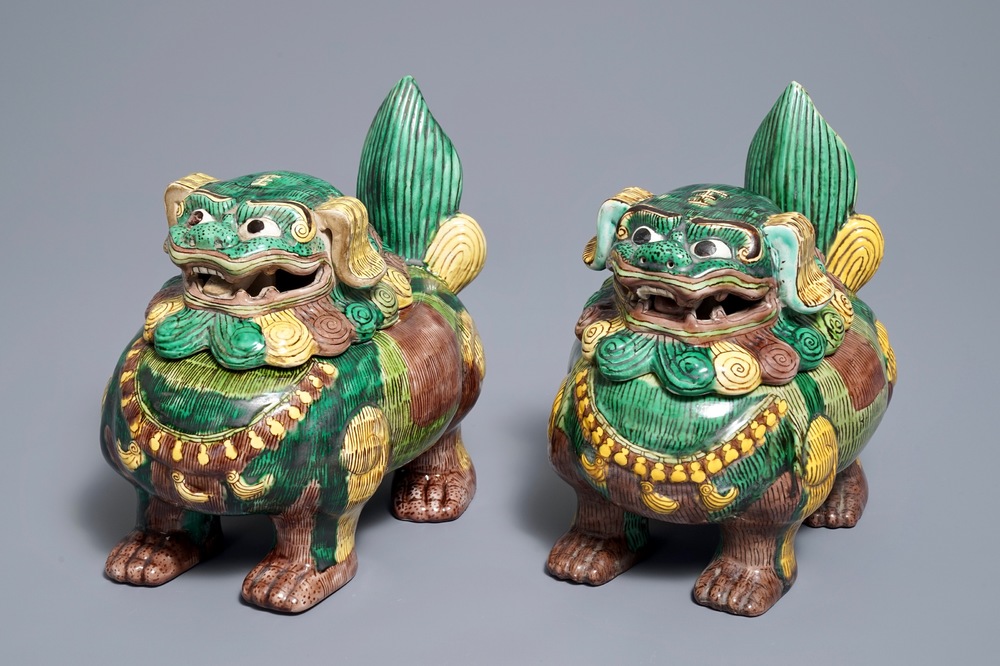 Een paar Chinese sancai wierookbranders in de vorm van Boeddhistische leeuwen, 20e eeuw