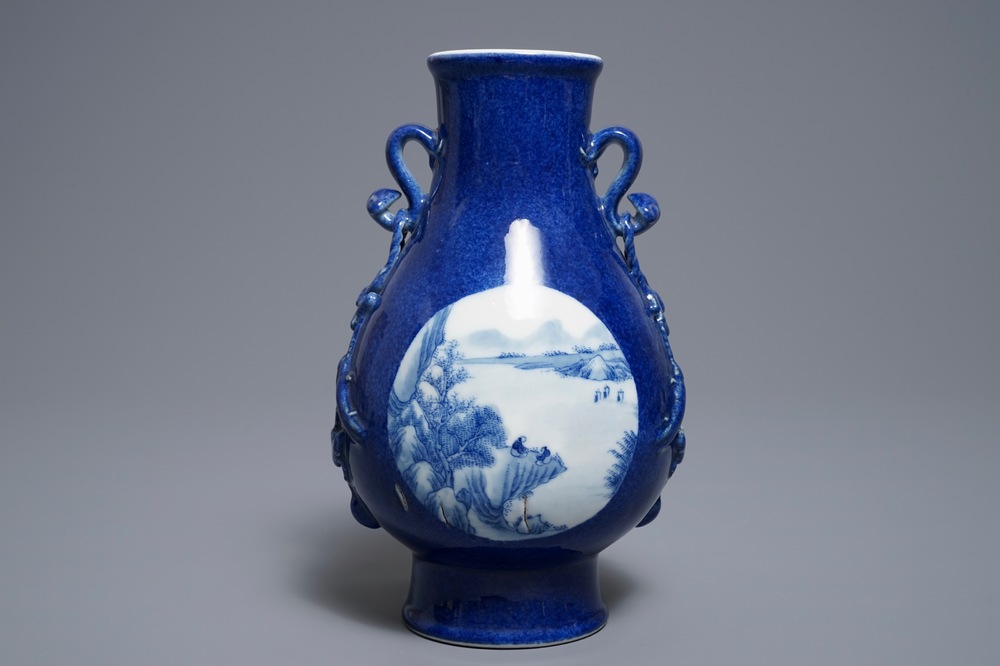 Een Chinese hu vaas met landschapsmedaillons met poederblauwe fondkleur, Qianlong merk, 19/20e eeuw