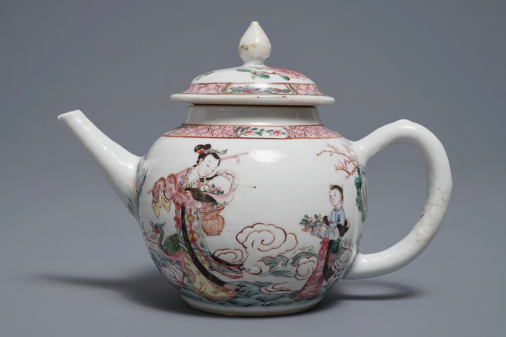 Une th&eacute;i&egrave;re couverte en porcelaine de Chine famille rose, Yongzheng