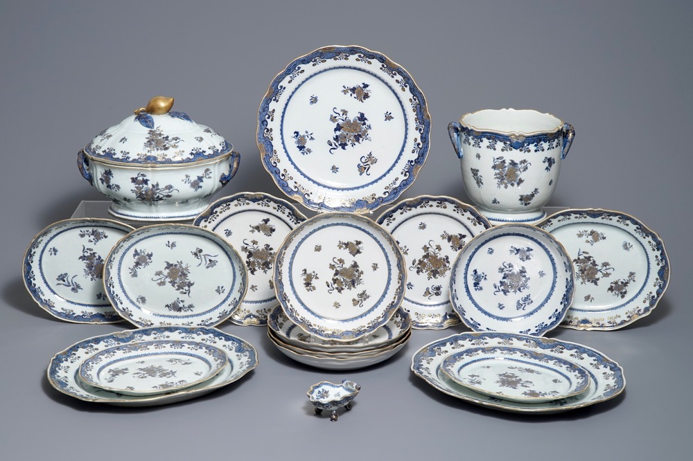 Een deel van een Chinees blauwwit en verguld servies, Qianlong