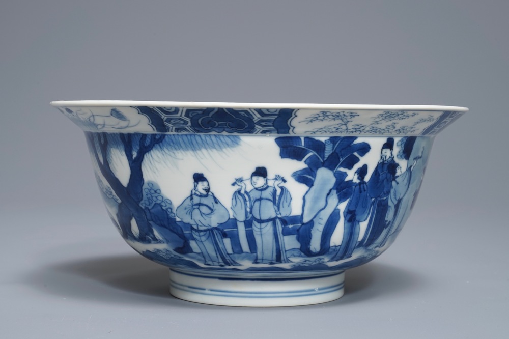 Een Chinese blauwwitte klapmutskom met figuren, Chenghua merk, Kangxi