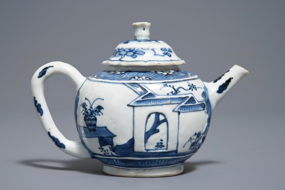 Een Chinese blauwwitte theepot met reli&euml;fdecor, Kangxi
