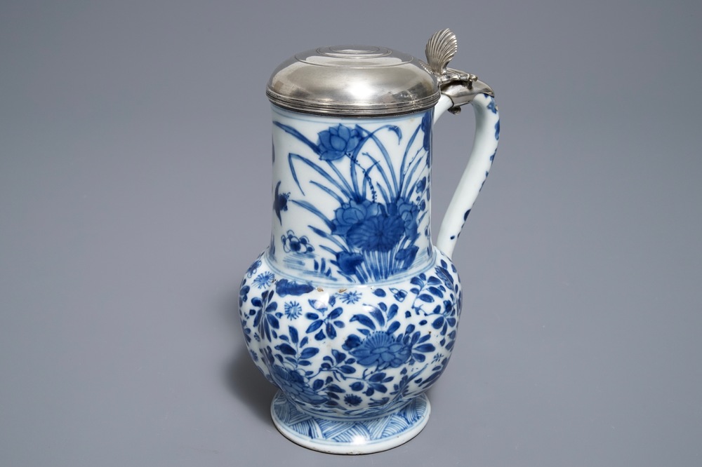 Une verseuse en porcelaine de Chine bleu et blanc au couvercle en argent, Kangxi